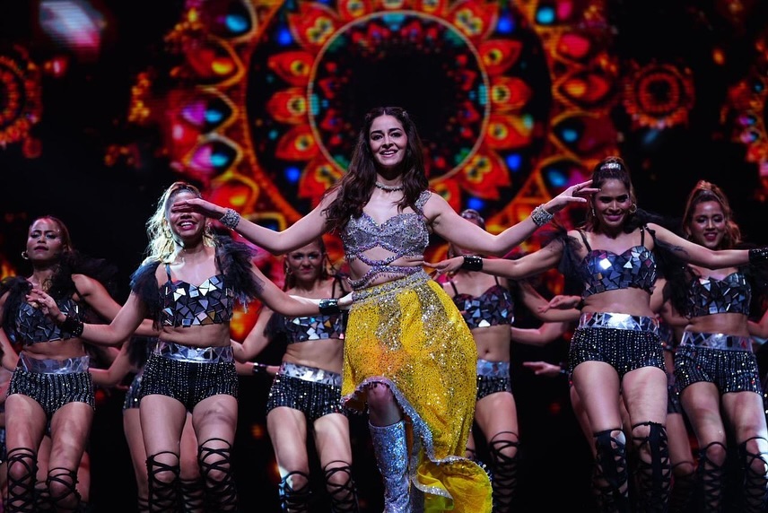 রানির আঁচল ধরে এগিয়ে দিলেন শাহরুখ, যারা পেলেন পুরস্কার